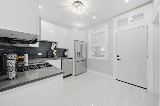 7545 S Rhodes Avenue, Chicago, IL 60619