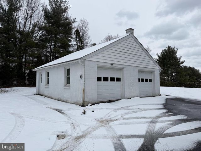 2944 BERNVILLE RD, Leesport, PA 19533