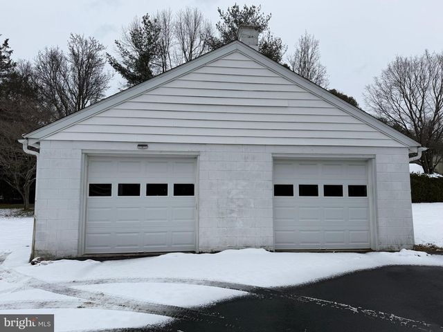 2944 BERNVILLE RD, Leesport, PA 19533