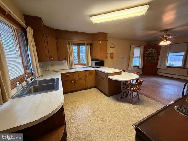 2944 BERNVILLE RD, Leesport, PA 19533