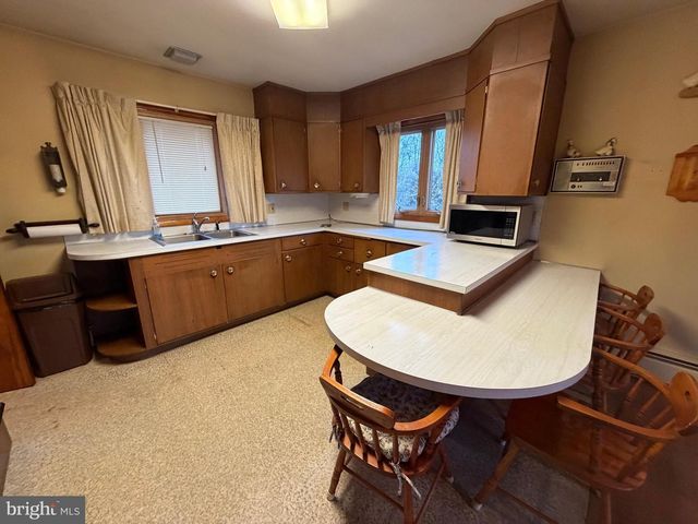 2944 BERNVILLE RD, Leesport, PA 19533