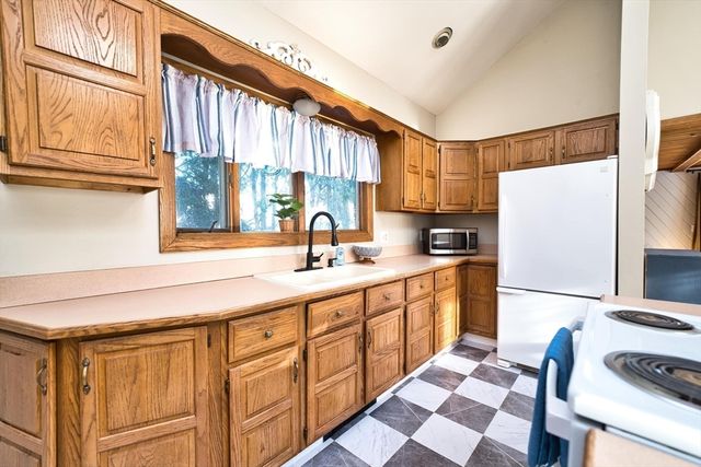 2 Oneil Rd, Somerset, MA 02725