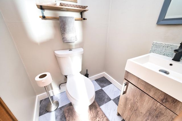 2 Oneil Rd, Somerset, MA 02725