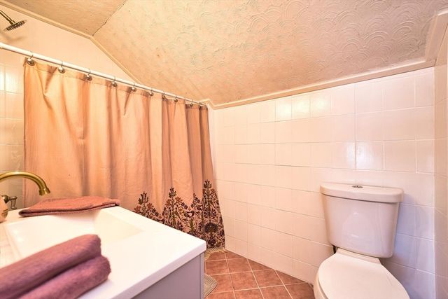 2 Oneil Rd, Somerset, MA 02725