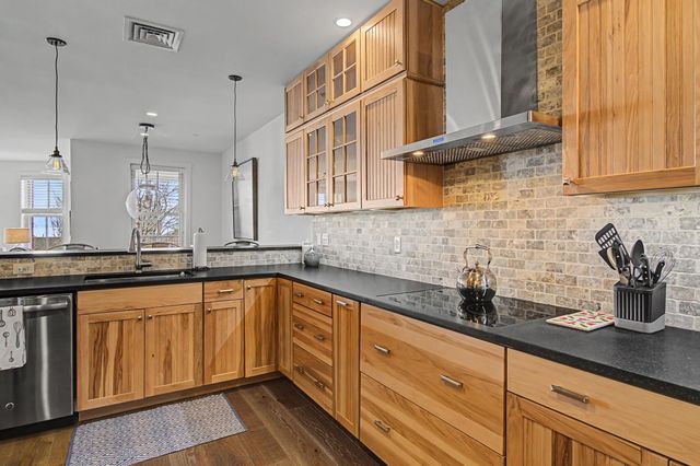 40 College St Apt 303, Burlington, VT 05401