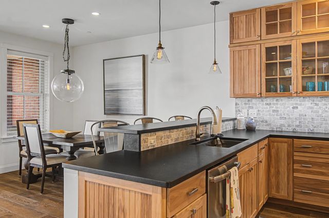 40 College St Apt 303, Burlington, VT 05401