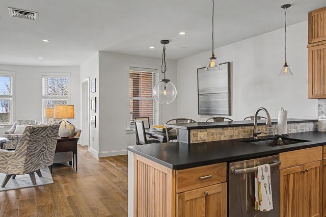 40 College St Apt 303, Burlington, VT 05401