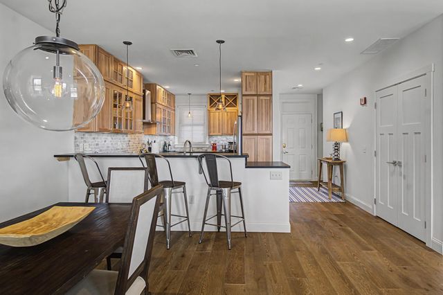 40 College St Apt 303, Burlington, VT 05401