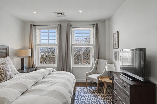 40 College St Apt 303, Burlington, VT 05401