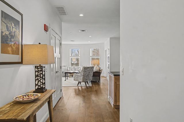 40 College St Apt 303, Burlington, VT 05401