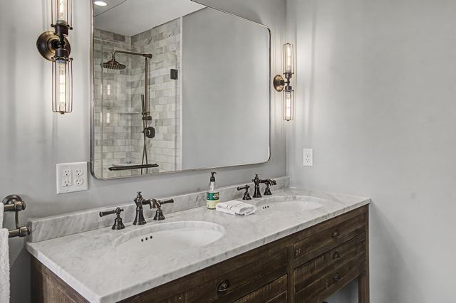 40 College St Apt 303, Burlington, VT 05401