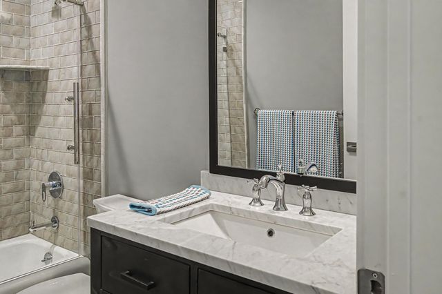 40 College St Apt 303, Burlington, VT 05401