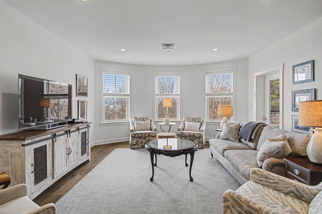 40 College St Apt 303, Burlington, VT 05401