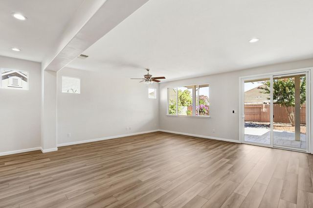 7552 Abbey Cir, Elk Grove, CA 95757