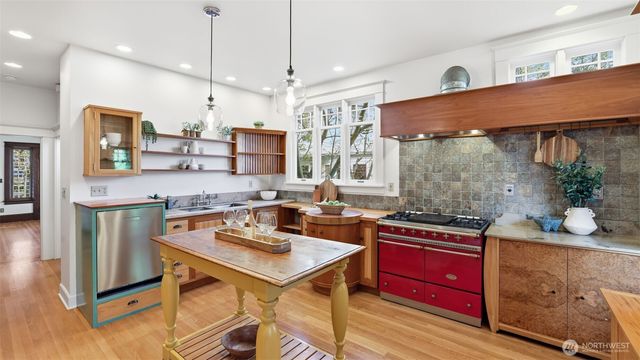 908 15th Avenue E, Seattle, WA 98112