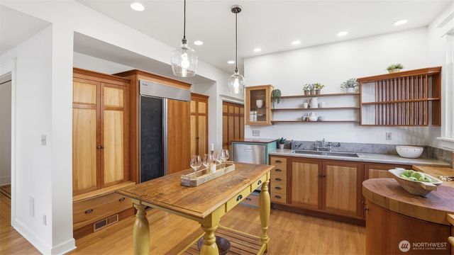 908 15th Avenue E, Seattle, WA 98112