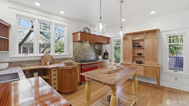 908 15th Avenue E, Seattle, WA 98112