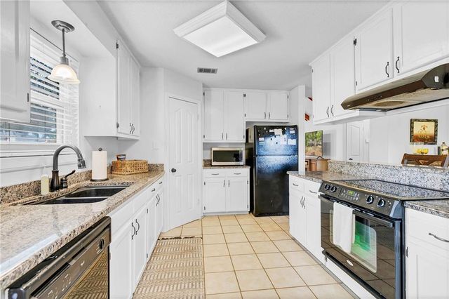 2137 Woodlea W Drive, Mobile, AL 36695