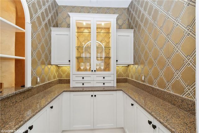 6501 Crown Colony PL 4-201, Naples, FL 34108