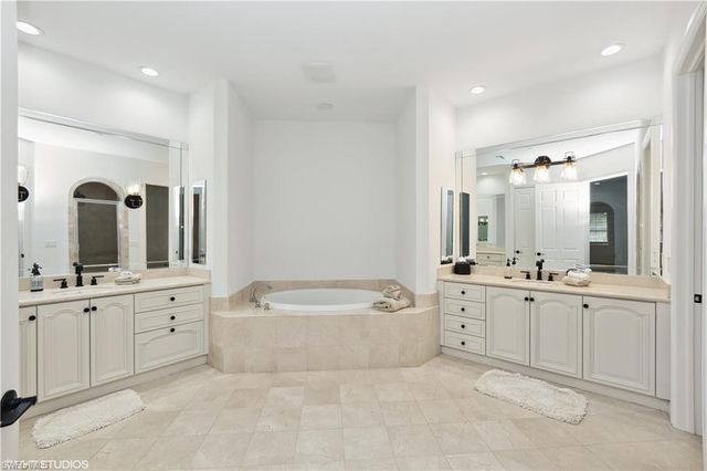 6501 Crown Colony PL 4-201, Naples, FL 34108