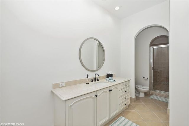 6501 Crown Colony PL 4-201, Naples, FL 34108