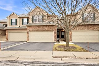 304 Whitaker Trail 2-4, Mchenry, IL 60050