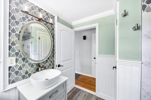 16 Pine View Dr, Barnstable, MA 02635