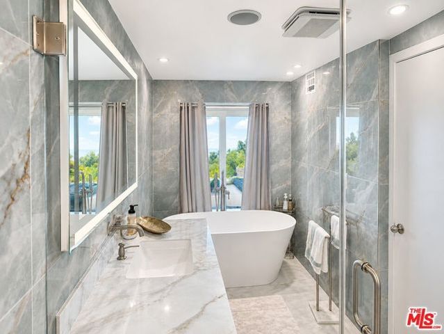 8380 HOLLYWOOD, Los Angeles, CA 90069