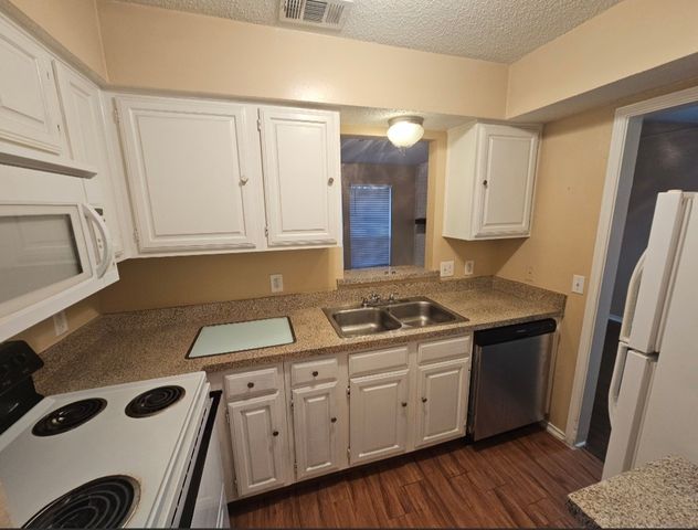 1402 Darr Street A, Irving, TX 75061