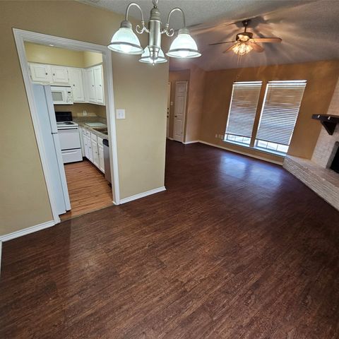 1402 Darr Street A, Irving, TX 75061