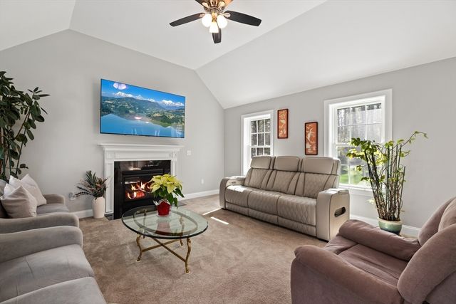 526 Hubbardston Rd, Templeton, MA 01468