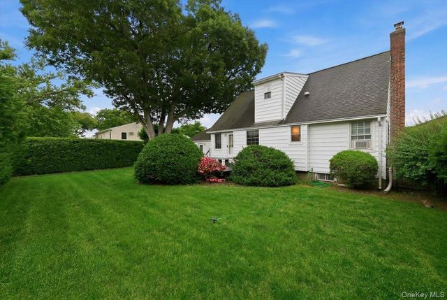 207 Sullivan Avenue, Farmingdale, NY 11735