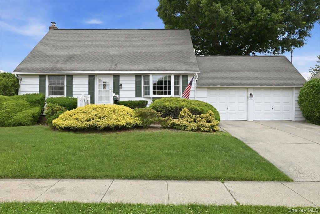 207 Sullivan Avenue, Farmingdale, NY 11735