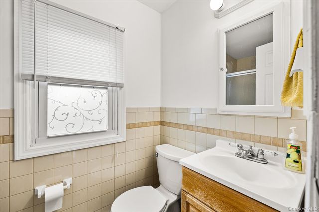 607 N Monroe Avenue, Lindenhurst, NY 11757