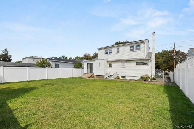 607 N Monroe Avenue, Lindenhurst, NY 11757