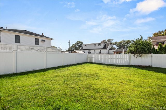 607 N Monroe Avenue, Lindenhurst, NY 11757