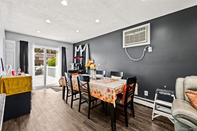 607 N Monroe Avenue, Lindenhurst, NY 11757