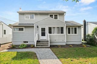 607 N Monroe Avenue, Lindenhurst, NY 11757