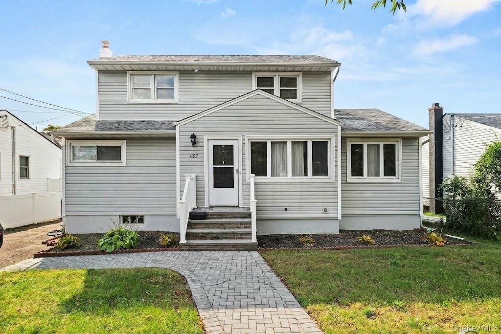 607 N Monroe Avenue, Lindenhurst, NY 11757