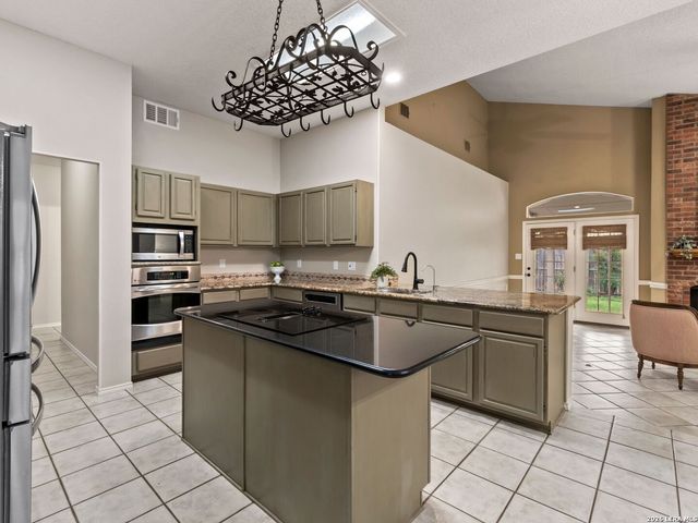 5854 Woodridge Oaks, San Antonio, TX 78249