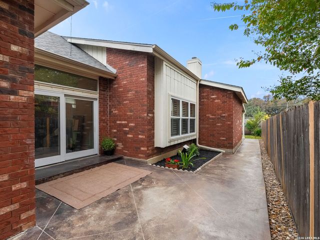 5854 Woodridge Oaks, San Antonio, TX 78249