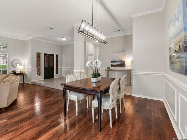 5854 Woodridge Oaks, San Antonio, TX 78249