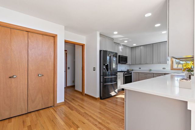 45W169 Hillview Lane, Hampshire, IL 60140