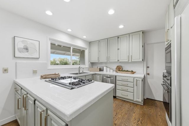 111 Lucero Way, Portola Valley, CA 94028