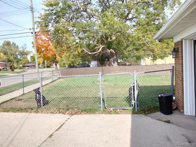 16405 W Collinson Avenue, Eastpointe, MI 48021