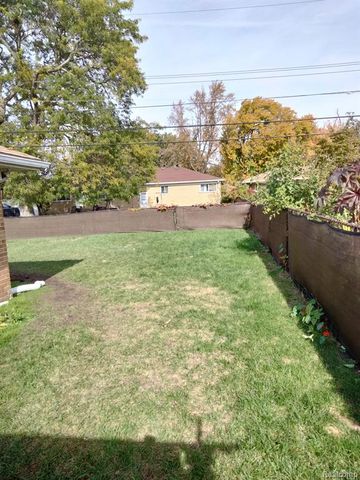 16405 W Collinson Avenue, Eastpointe, MI 48021