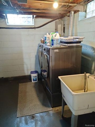 16405 W Collinson Avenue, Eastpointe, MI 48021