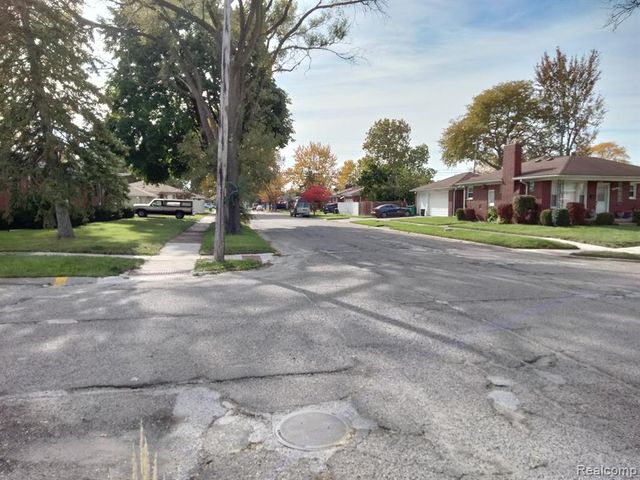 16405 W Collinson Avenue, Eastpointe, MI 48021
