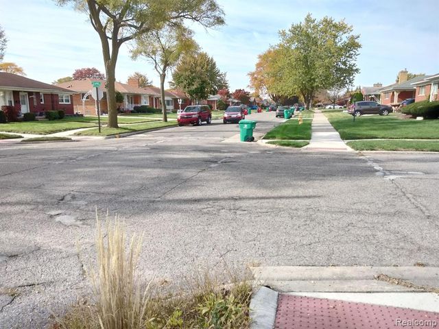 16405 W Collinson Avenue, Eastpointe, MI 48021