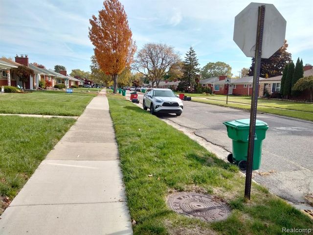 16405 W Collinson Avenue, Eastpointe, MI 48021